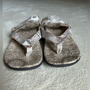 Orthoheel sandal in size 7